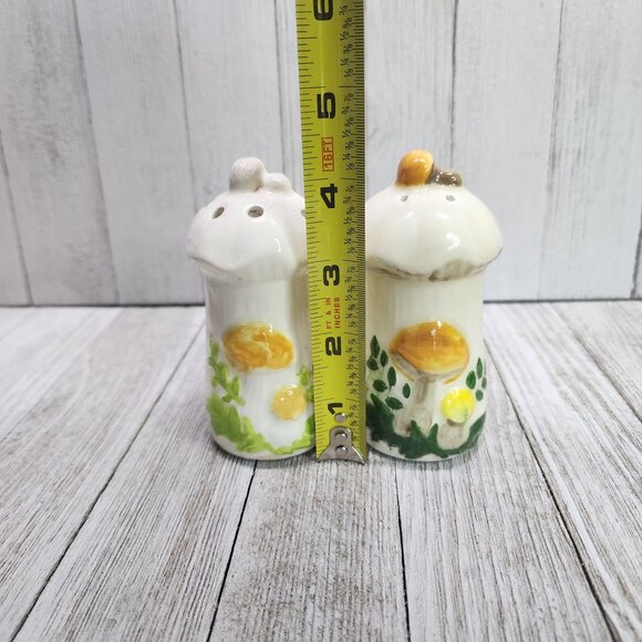 Vintage Mushroom Salt and Pepper Shakers Ceramic Painted 4'' Tall MCM - Picture 5 of 6